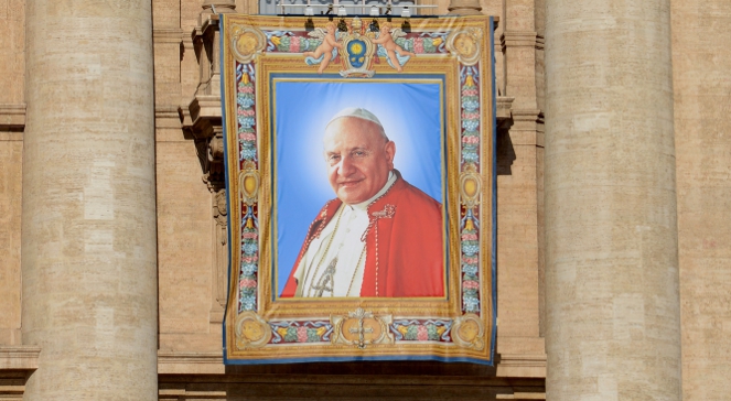 Obraz przedstawiający błogosławionego Jana XXIII wywieszony na Bazylice św. Piotra, który zostanie odsłonięty podczas kanonizacji w Watykanie