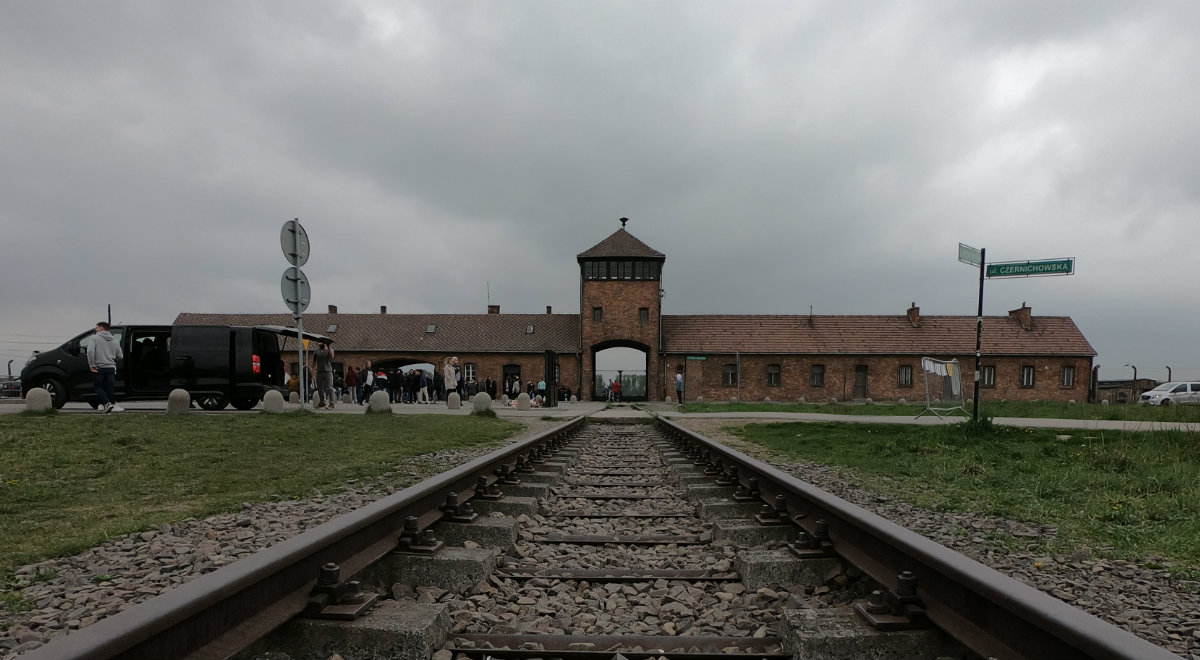 Za drutem obozów nie czekała wolność.Karol Nawrocki o wyzwoleniu obozu w Auschwitz