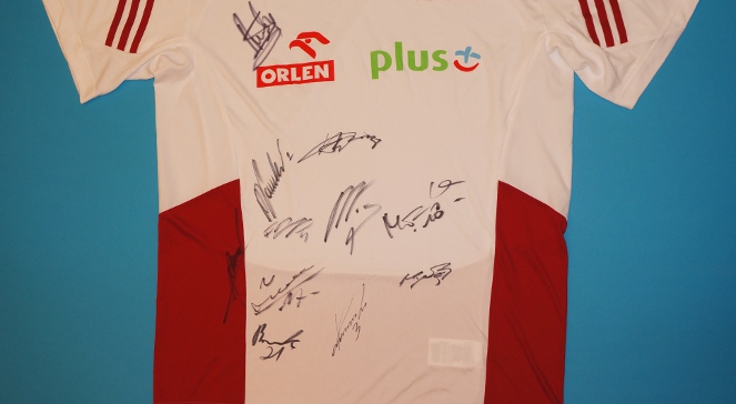 Koszulka polskiej kadry siatkarzy oraz piłka z autografami mistrzów świata 2014 