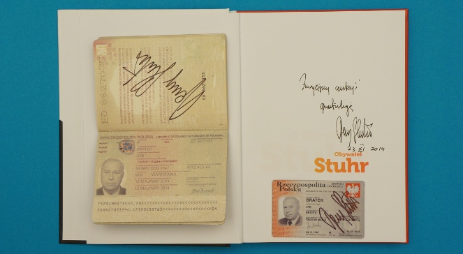 Rekwizyty z filmu obywatel oraz książka Obywatel Stuhr z autografem od Jerzego Stuhra
