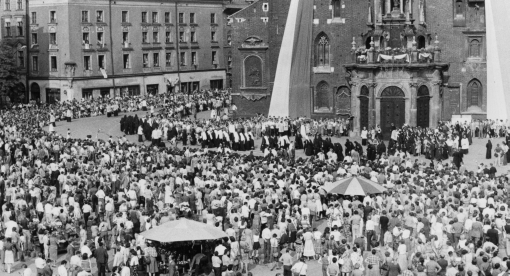 Tłum wiernych czeka na Rynku w Krakowie na przyjazd Jana Pawła II