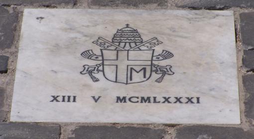 Tablica upamiętniająca zamach na Jana Pawła II