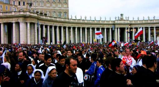 Tłum wiernych na uroczystościach pogrzebowych Jana Pawła II.