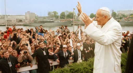 III pielgrzymka papieża Jana Pawła II do Polski. Ojciec św. przypłynął minowcem ORP Mewa na Westerplatte, gdzie spotkał się z młodzieżą i wygłosił homilię. Gdańsk, 12.06.1987