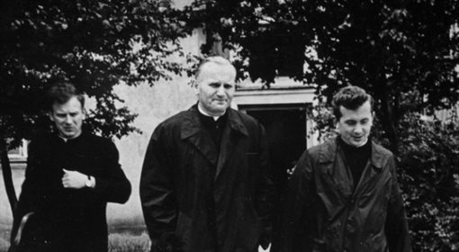 Biskup Karol Wojtyła z jednym z najbliższych swoich przyjaciół ks. prof. Tadeuszem Styczniem (po prawej) na terenie Katolickiego Uniwersytetu Lubelskiego. Lublin, 1967