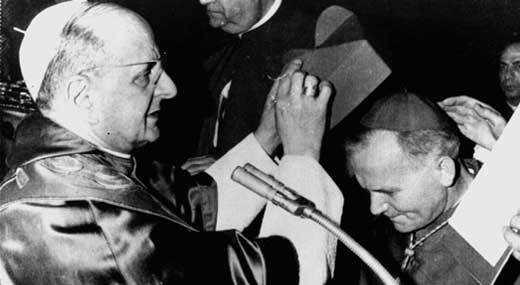Karol Wojtyła otrzymuje z rąk papieża Pawła VI czerwony biret kardynalski.