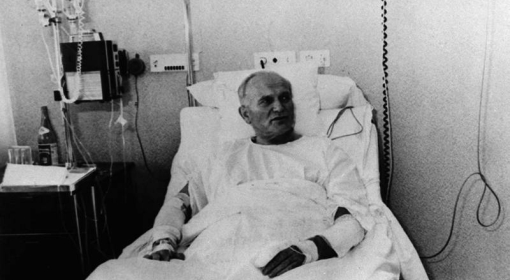 Papież Jan Paweł II w szpitalu po zamachu na jego życie w 1981r.