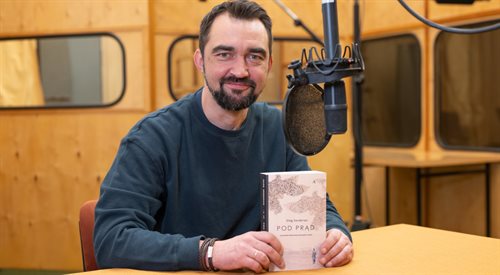 Marcin Przybylski prezentuje okładkę książki Pod prąd