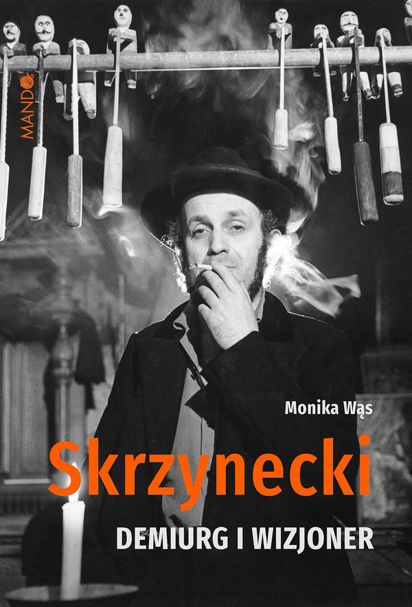 Okładka książki Moniki Wąs "Skrzynecki. Demiurg i wizjoner", Wydawnictwo Mando