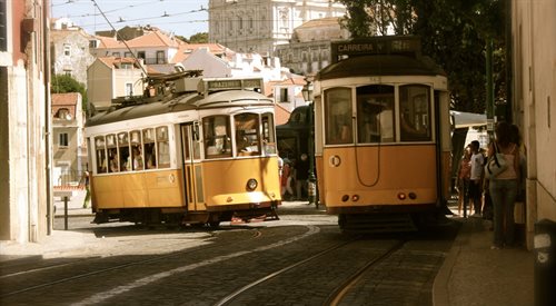 Lizbońska ulica z charakterystycznymi dla tego miasta tramwajami