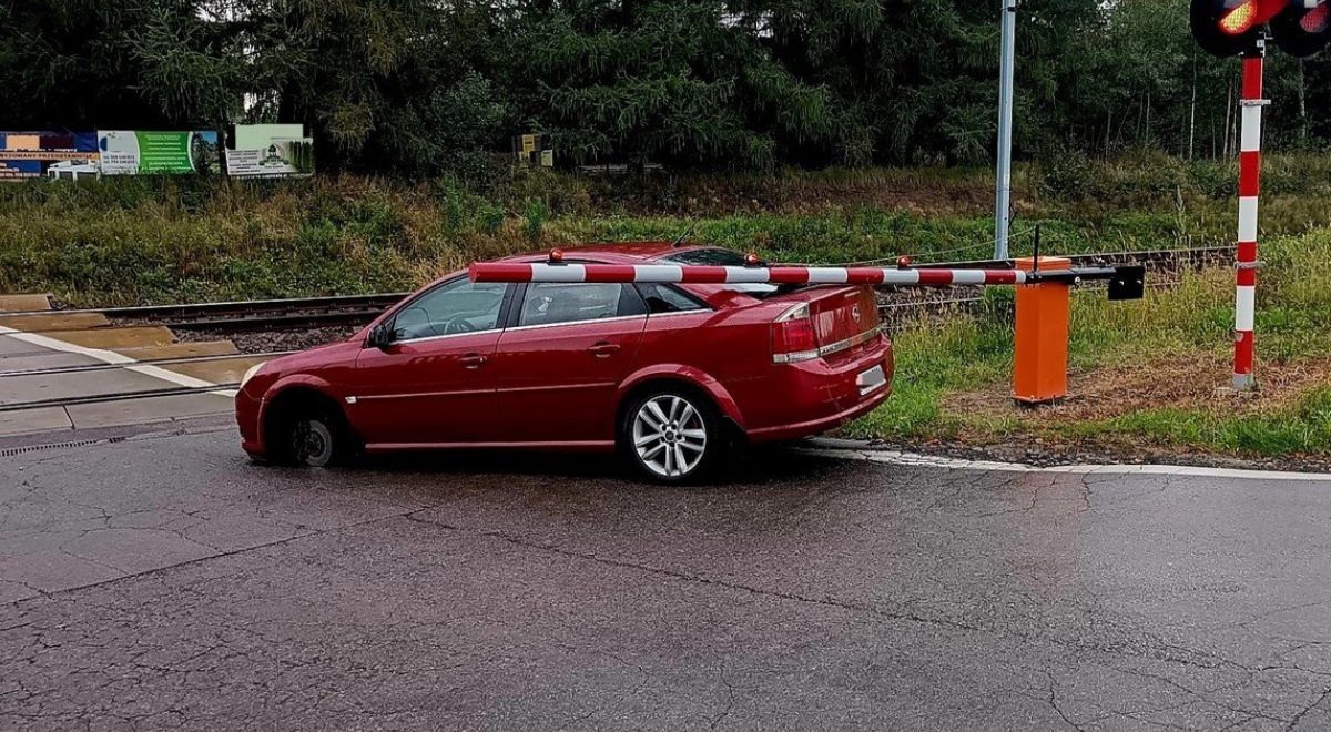 Opel z oderwanym kołem został zepchnięty poza tory (fot. KWP Katowice)