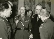 Na zdjęciu od lewej: NN, gen. Władysław Anders, prezydent Władysław Raczkiewicz, z prawej (tyłem) gen. Marian Kukiel. Londyn, lata 40.