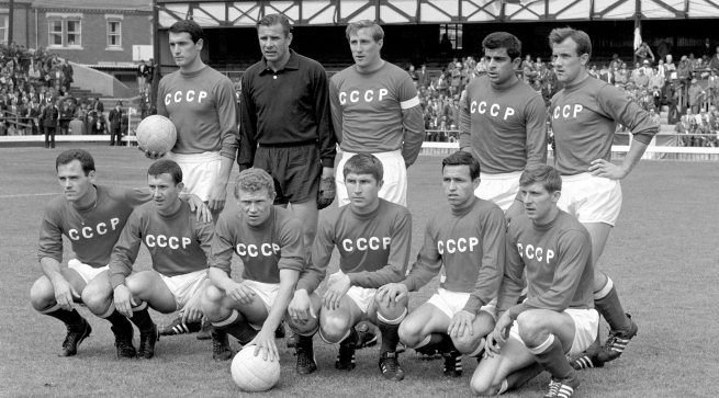 Reprezentacja Związku Radzieckiego na MŚ w Anglii 1966 roku. Murtaz Churciława stoi drugi od prawej