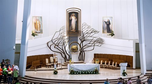 Ołtarz główny w Bazylice Miłosierdzia Bożego w krakowskich Łagiewnikach