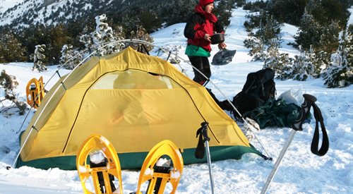 Nocleg pod namiotem w zimie to nie jest atrakcja zarezerwowana tylko dla alpinistów. Wystarczy, że odpowiednio się do tego przygotujesz i jest szansa, że przeżyjesz przygodę życia