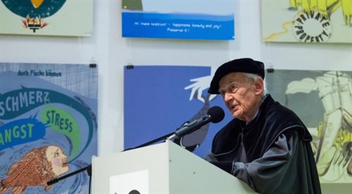 Zygmunt Bauman podczas wykładu z okazji otrzymania tytułu doktora honoris causa Uniwersytetu Artystycznego w Poznaniu.