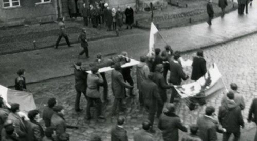 Koledzy niosą Zbigniewa Godlewskiego, zastrzelonego przez ZOMO 17 grudnia 1970