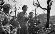 Generał Władysław Anders zwiedza pobojowisko, towarzyszą mu oficerowie ze sztabu. W głębi widać ruiny klasztoru na górze Monte Cassino. Włochy, maj 1944