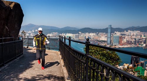 Bartłomiej Trela na trasie ultramaratonu w Hong Kongu