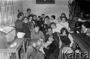 Jacek Kuroń i Gaja Kuroń (Grażyna Kuroń) - w środku grupy - na imprezie sylwestrowej w ich mieszkaniu przy ul. Mickiewicza. Warszawa, 31.12.1972