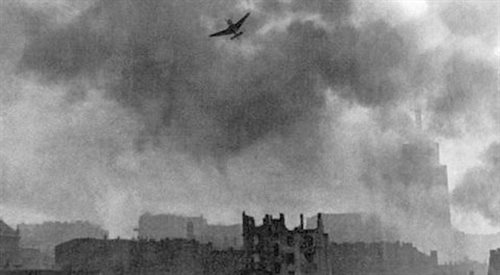 Niemieckie lotnictwo bombarduje Warszawę, sierpień 1944