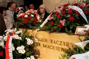Kwiaty i wieńce na sarkofagu Lecha i Marii Kaczyńskich w krypcie na Wawelu w Krakowie