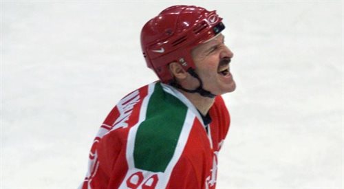 Aleksander Łukaszenka podczas gry w hokeja (zdjęcie archiwalne)