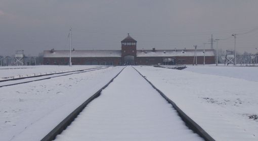 Wartownia i brama główna Auschwitz II (Birkenau), zdjęcie współczesne.