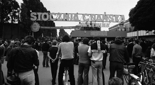 Siedemnasty dzień strajku w Stoczni Gdańskiej. Przed główną bramą zgromadziły się rodziny strajkujących stoczniowców., 31.08.1980