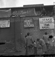 Transparenty z hasłami strajkujących zawieszone na murze Stoczni Gdańskiej im. Lenina. Sierpień 1980