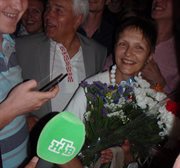 Uśmiechnięta Marina Adamowicz, żona Mikoły Statkiewicza