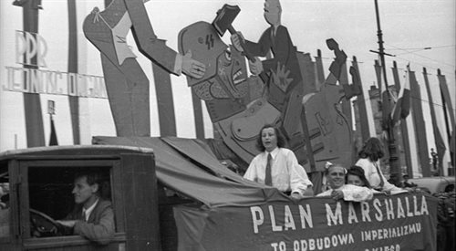 Samochód propagandowy z makietą przekonującą, że plan Marshalla to odbudowa imperializmu niemieckiego. Warszawa, 1.05.1948