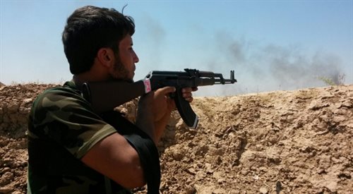 Żołnierz kurdyjskich Peszmergów, którzy walczą z bojownikami Państwa Islamskiego