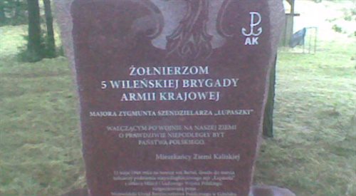 Pomnik żołnierzy wyklętych w Bartlu Wielkim, aut. ZbynekS (1.03.2012), Wikipediadp
