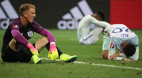 Angielscy piłkarze załamani po kompromitującej porażce
