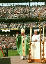 Wizyta Ojca Świętego Jana Pawła II w USA. Papież na stadionie Camden Yards podczas mszy świętej. Baltimore, 8.10.1995
