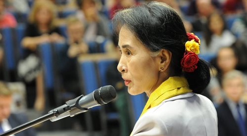 Legendarna przywódczyni birmańskiej opozycji demokratycznej. Laureatka pokojowej Nagrody Nobla, deputowana do parlamentu Republiki Związku Mjanmy Aung San Suu Kyi