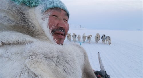 Na Północy można jeszcze spotkać prawdziwych Inuitów, którzy kultywują tradycję przodków. Nie brakuje jednak takich, którzy przenieśli się do miasta, pobierają zasiłki i zakupy robią w supermarketach