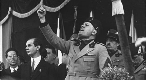 Benito Mussolini przemawia do tłumów