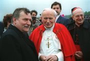 Ojca Świętego na lotnisku wita prezydent RP Lech Wałęsa z małżonką Danutą. Koszalin, 1.06.1991