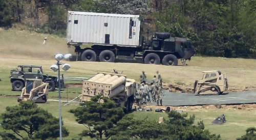 Zaawansowany system obrony przeciwrakietowej  (THAAD) montowany w południowo-wschodnim okręgu Seongju w Korei Południowej