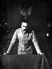 Józef Piłsudski za stołem podczas odczytu w sali Starego Teatru. Kraków, listopad 1924