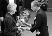 Poetka Wisława Szymborska odbiera z rąk króla Karola XVI Gustawa literacką Nagrodę Nobla, podczas ceremonii w Filharmonii Sztokholmskiej 10 grudnia 1996 roku. 


