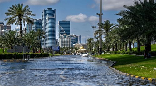 Z powodu ulew, które przeszły nad Zjednoczonymi Emiratami Arabskimi, region nawiedziły powodzie. Deszcz na pustyni to rzadkość, wywołuje się go więc sztucznie. Niektórzy tu upatrują źródła niespotykanych nad obszarem burz