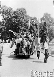 Wózek akumulatorowy z młodzieżą przed Urzędem Miejskim. Radom, 25 czerwca 1976 