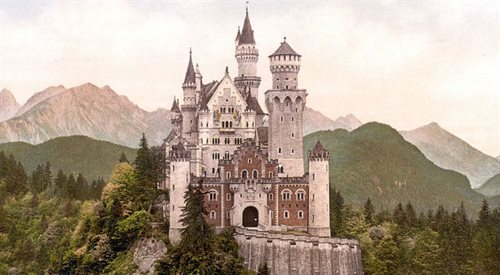 Widok na zamek Neuschwanstein od wschodu, koloryzowana fotografia z ok.  1900 r.
