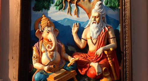 Mahabharata i Ramayana to dwa najważniejsze hinduistyczne poematy epickie. Pierwszy z nich jest uważany za najdłuższy epos na świecie, 10 razy dłuższy od Iliady i Odysei razem wziętych