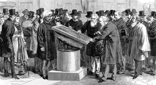 Naukowcy oglądają Kamień z Rosetty podczas Międzynarodowego Kongresu Orientalistów w 1874