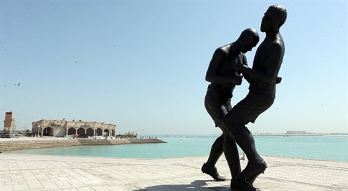 Coup de Tete, rzeźba algierskiego artysty Adela Abdessemeda ukazująca moment uderzenia Marca Materazziego przez Zindeinea Zidanea podczas piłkarskich mistrzostw świata w 2006 r.