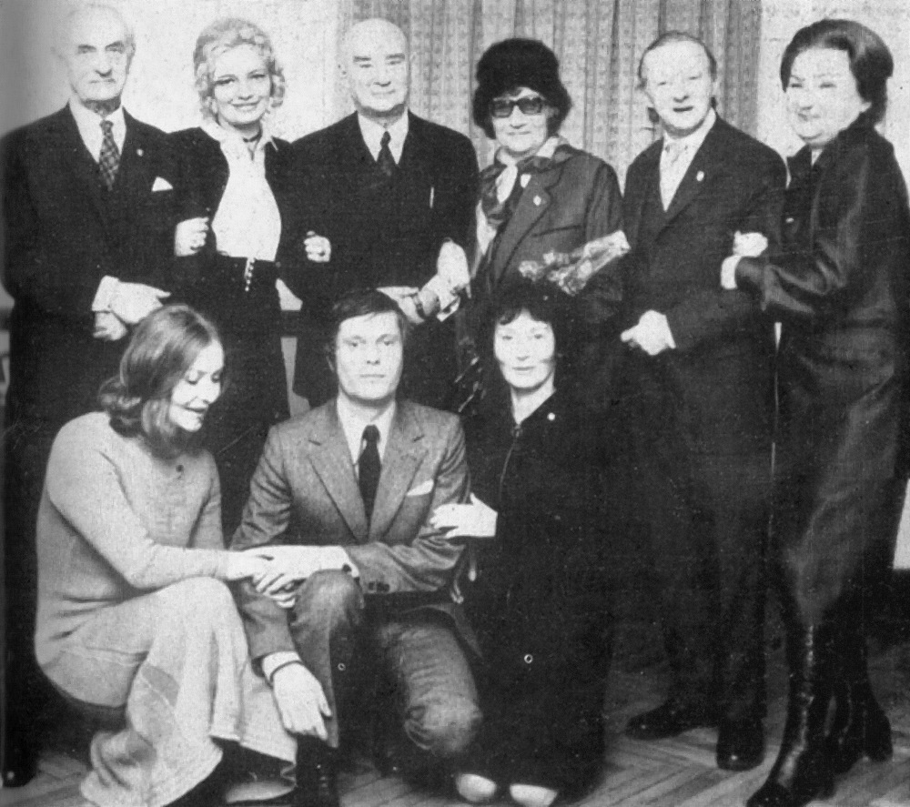 Jan Ciecierski (pierwszy z lewej). Zdjęcie aktorów grających w słuchowisku "Matysiakowie"  Zygmunt Januszewski 1960/Wikipedia domena publiczna